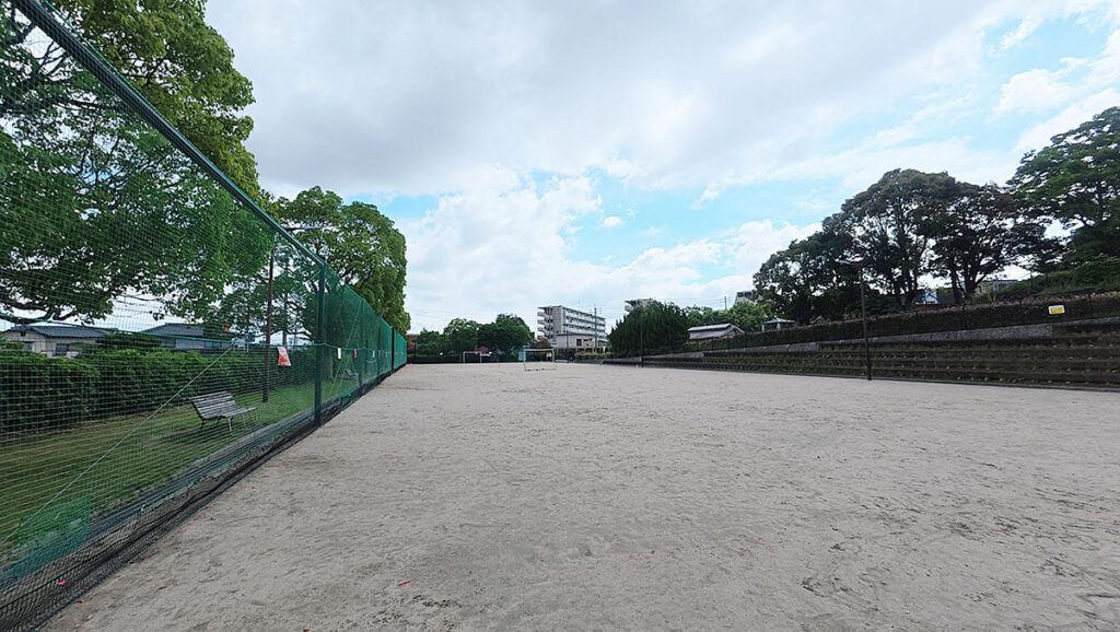 福岡市南区の桧原運動公園にある自由広場（北）。広い土の広場にゴールがあり、ボール遊びや軽い運動ができる