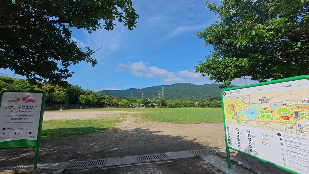 福岡市南区の桧原運動公園にある芝生広場。アクティブエリアの案内板と園内マップがあり、広場の位置が分かる