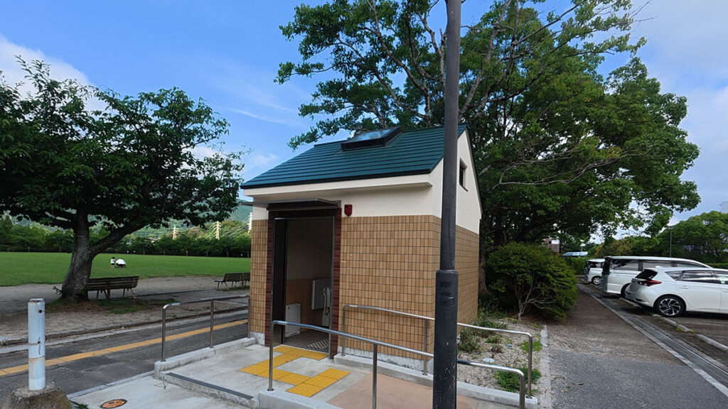 福岡市南区の桧原運動公園にあるP1駐車場付近のトイレ。入口にスロープと手すりが整備されている