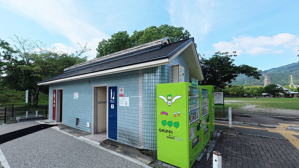 福岡市南区の桧原運動公園にある第1駐車場付近のトイレ。自動販売機も近くにあり、芝生広場からも利用しやすい