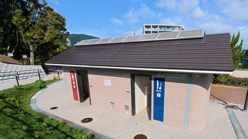 福岡市南区の桧原運動公園にある子ども広場横のトイレ。男子トイレと女子トイレがあり、遊具広場から利用しやすい