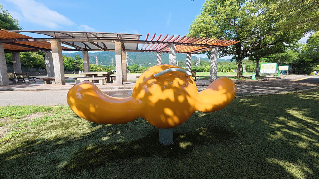 桧原運動公園のマイペースエリア付近にあるロッキング遊具。オレンジ色のミニシーソーのように左右に揺れて遊べる