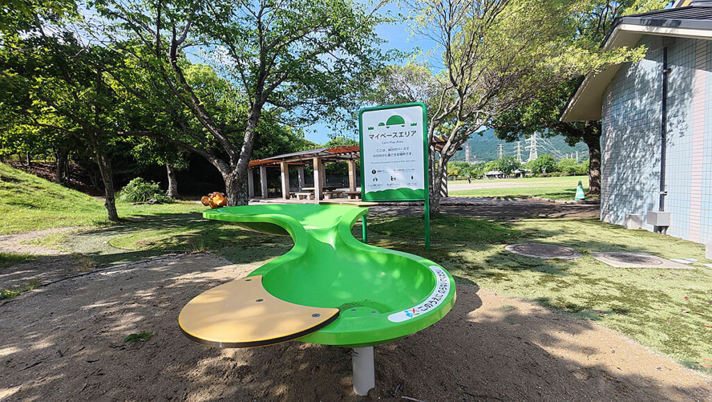 福岡市南区の桧原運動公園の砂場にある砂遊び用の遊具。テーブル状の台で砂を使った遊びができる