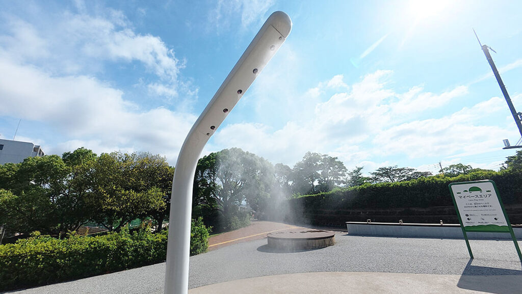 福岡市南区の桧原運動公園にあるミストシャワー。暑い日に水のミストを浴びながら涼める遊具広場の設備