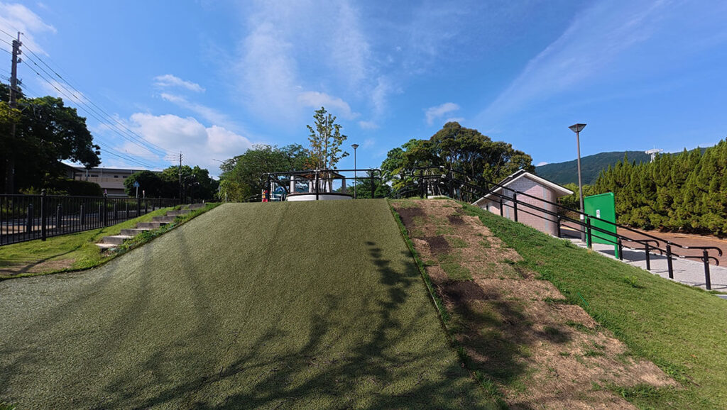 福岡市南区の桧原運動公園にある人工芝の斜面遊具。坂を登ったり下りたりして体を動かして遊べる