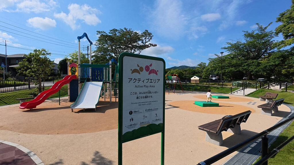 福岡市南区の桧原運動公園にあるアクティブエリア。すべり台やブランコ、ステップ遊具、ベンチが整備された遊具広場