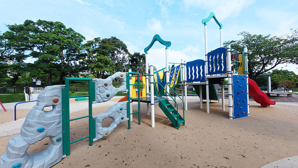 福岡市南区の桧原運動公園にある大型複合遊具。すべり台やクライミング遊具があり、幼児から小学生まで遊びやすい