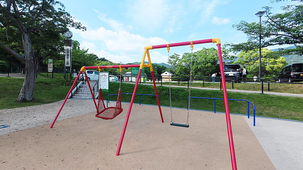 福岡市南区の桧原運動公園にあるブランコ遊具。通常のブランコとネット型ブランコが並ぶ遊具広場