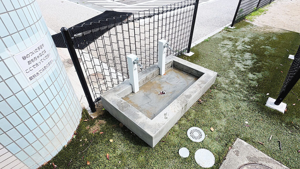 福岡市南区の桧原運動公園の砂場横にある水場。蛇口が2つあり、砂遊び後の手洗いや道具洗いに使いやすい
