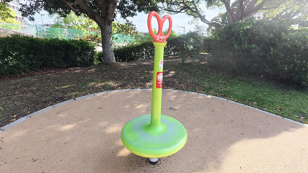 桧原運動公園の回転遊具「ニョッキー」。オレンジのハンドルを握って回転遊びができる1人用遊具