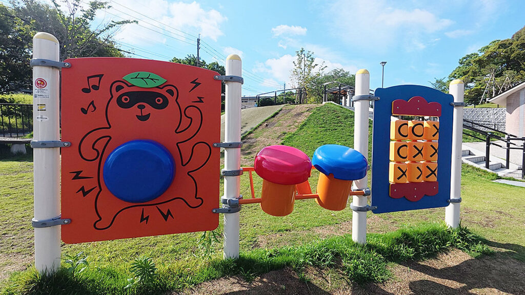 福岡市南区の桧原運動公園にある幼児向けの遊具パネル。音遊びや絵合わせを楽しめるカラフルな遊具