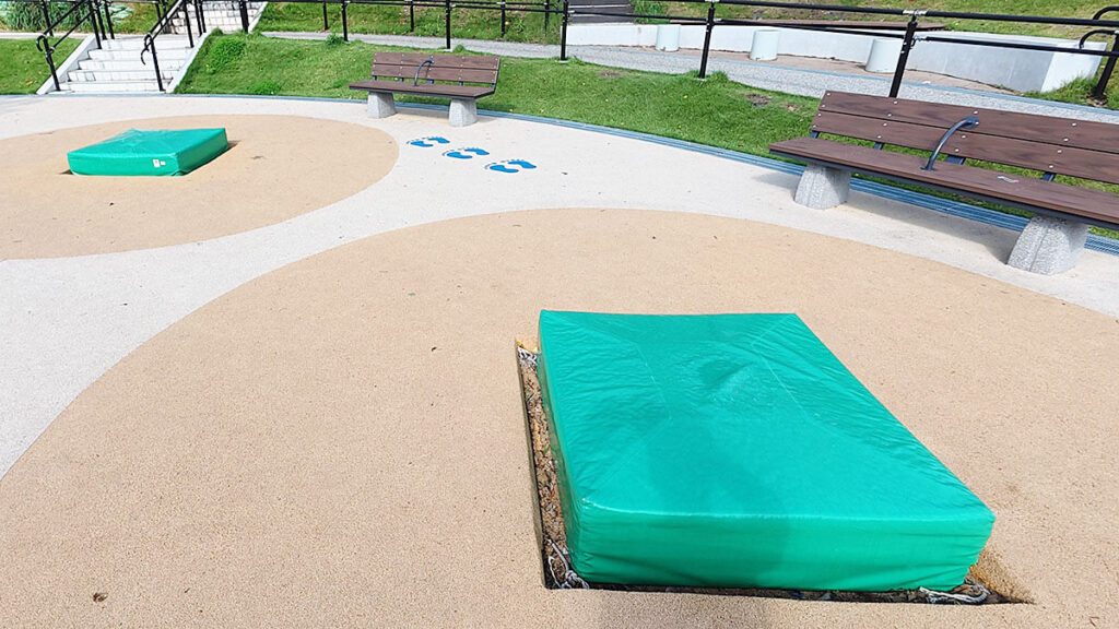 福岡市南区の桧原運動公園にある埋込式トランポリン。地面に近い高さでジャンプ遊びができる遊具