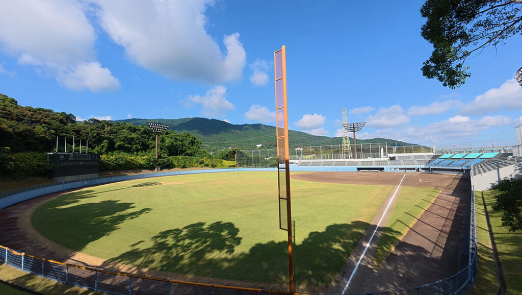 福岡市南区の桧原運動公園にある野球場。山並みを背景にした広いグラウンドと観覧席がある