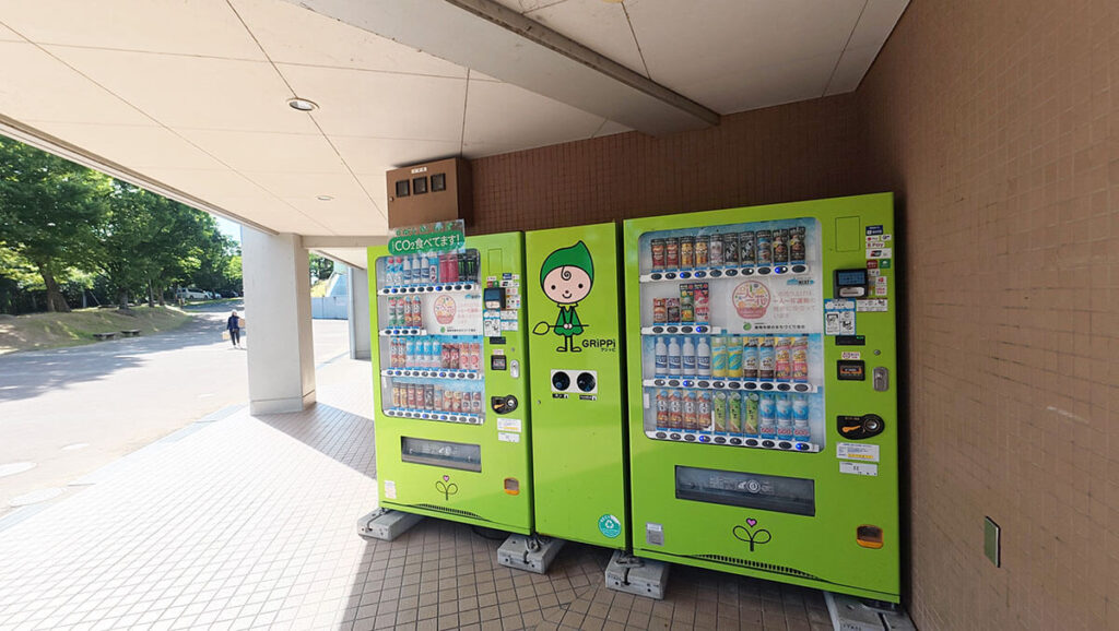 桧原運動公園の野球場施設内にある自動販売機。スポーツ利用時の飲み物購入に便利な設備
