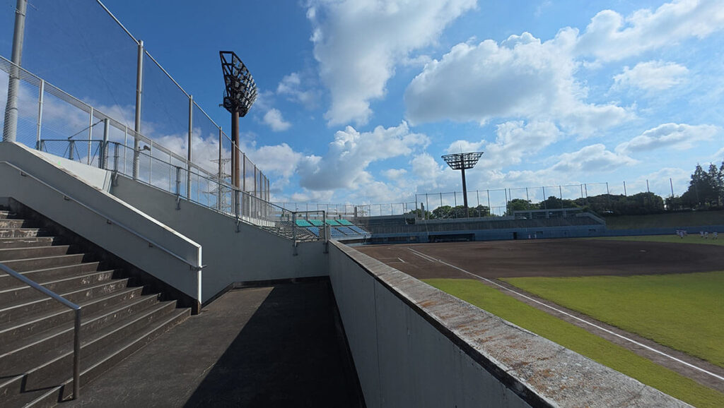桧原運動公園の野球場の観覧席側。階段やスタンドからグラウンドを見渡せる