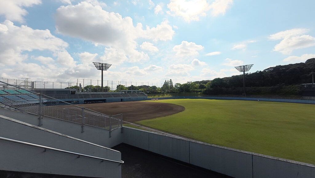 桧原運動公園の野球場グラウンド。芝生の外野と土の内野、観覧席が見える