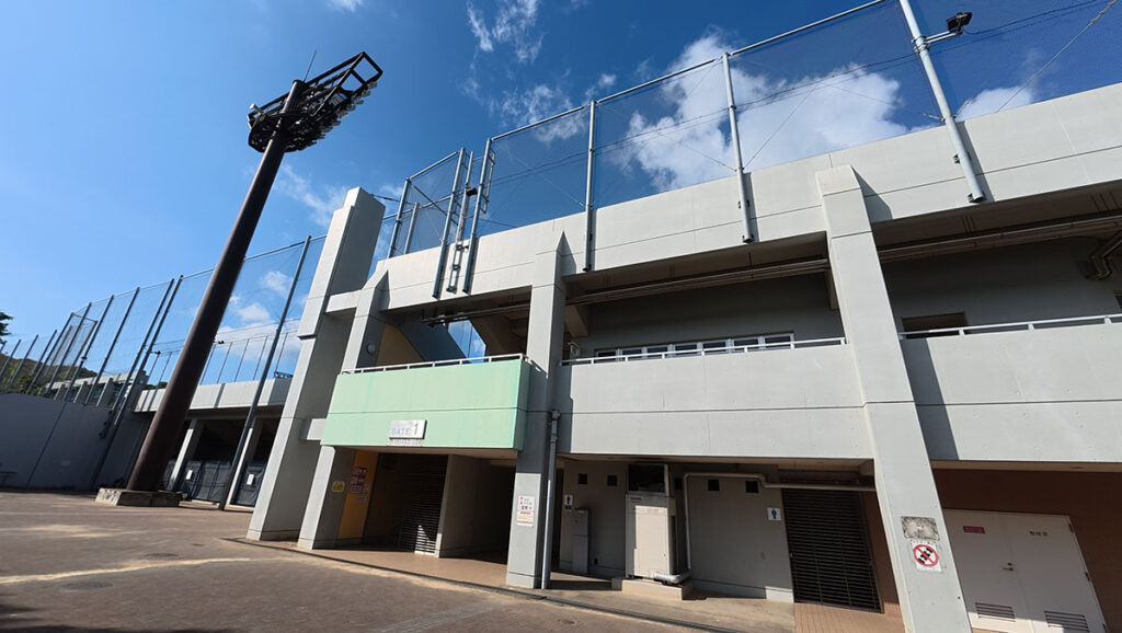 福岡市南区の桧原運動公園にある野球場側のトイレ。球場施設内にあり、野球場利用時に立ち寄りやすい
