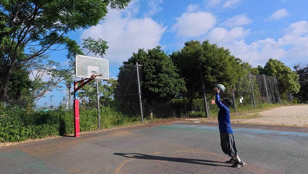 福岡市南区の桧原運動公園にある多目的広場のバスケットゴール。ボール遊びやバスケットの練習ができるスペース