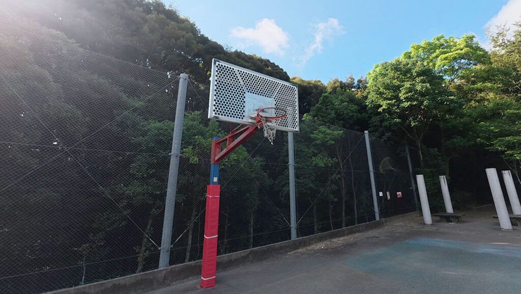 桧原運動公園の多目的広場に設置されたバスケットゴール。フェンス沿いにあり、バスケット遊びができる設備
