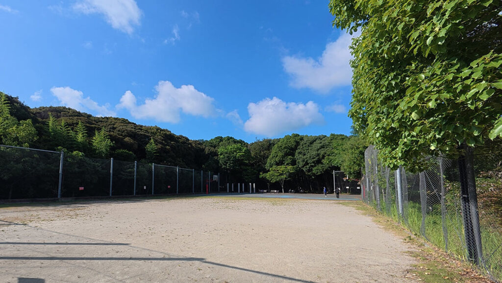 福岡市南区の桧原運動公園にある多目的広場。広い土のスペースとバスケットゴールがあり、自由に体を動かせる