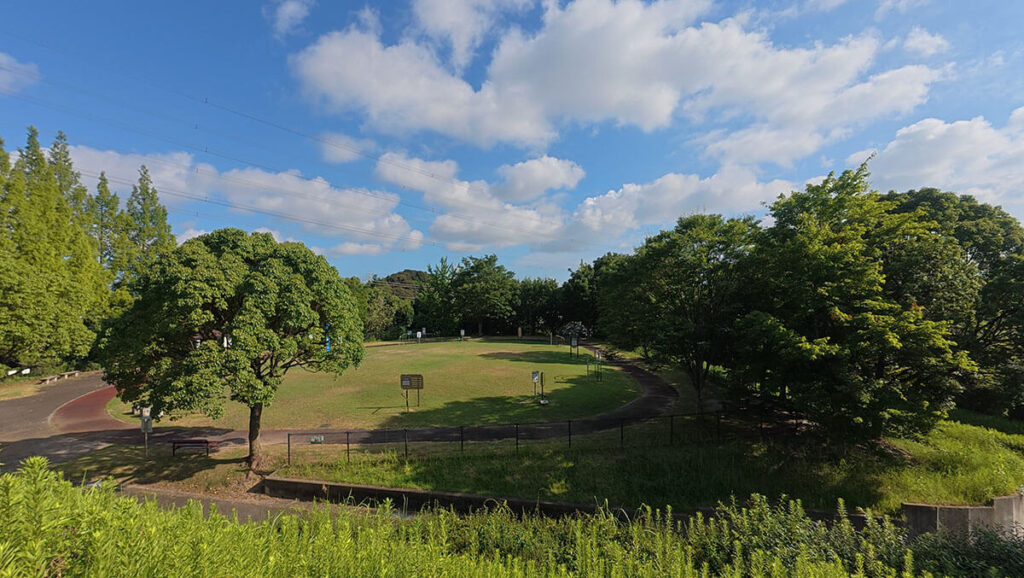 福岡市南区の桧原運動公園にある健康広場全景。芝生広場と散策路、健康遊具がある緑豊かなエリア