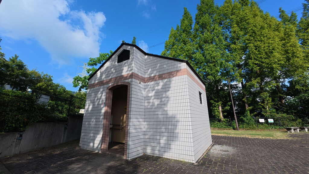 福岡市南区の桧原運動公園にある健康広場付近のトイレ。園内の健康広場や散策路を利用する際に立ち寄りやすい