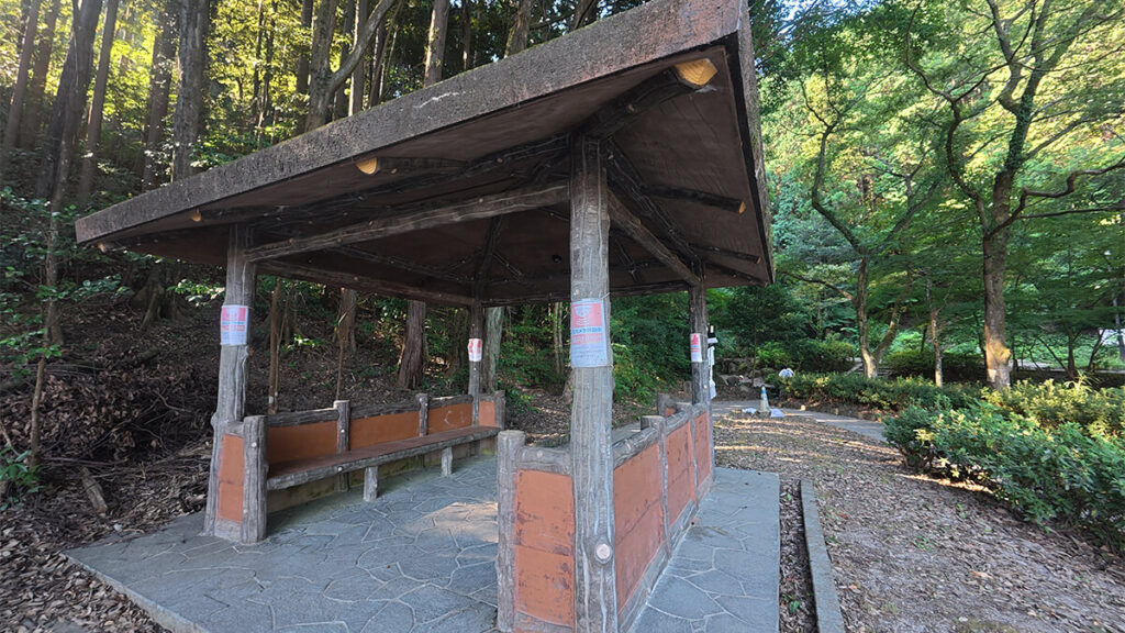 柏原公園の下流付近に設置された、ベンチのある屋根付きの休憩所