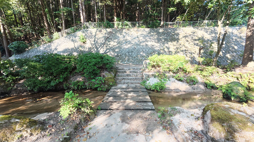 柏原公園の下流を流れる浅い川と、対岸の階段へつながる石の渡り道