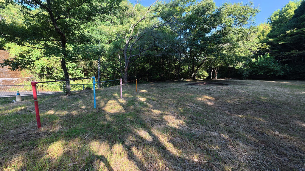 柏原公園の草地の広場に設置された、複数の色が付いた金属製の支柱