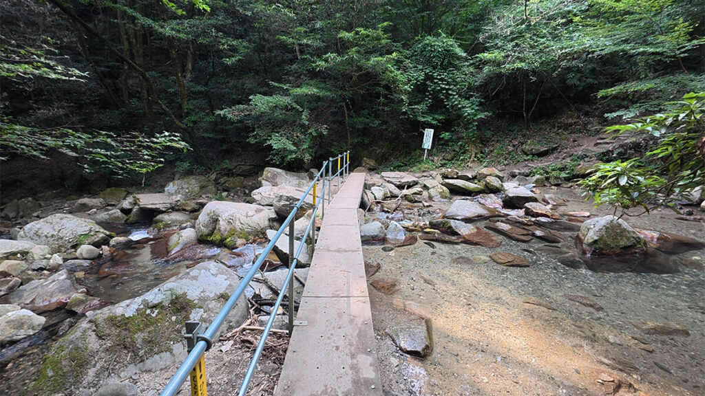 福岡市早良区の野河内渓谷で、下流付近の渓流に架かる手すり付きの小さな橋