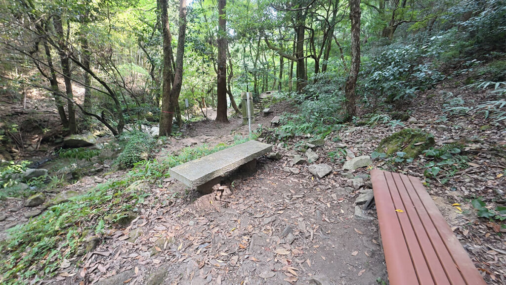 野河内渓谷の遊歩道に設置された休憩用ベンチ