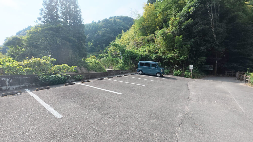 野河内渓谷入口の近くにある区画線付きの有料駐車場